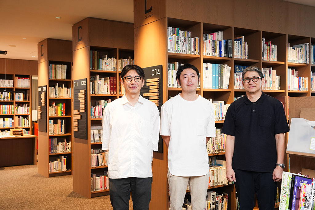 2023年にリニューアルしたという博報堂のライブラリー。左から今野さん、前さん、髙橋さん