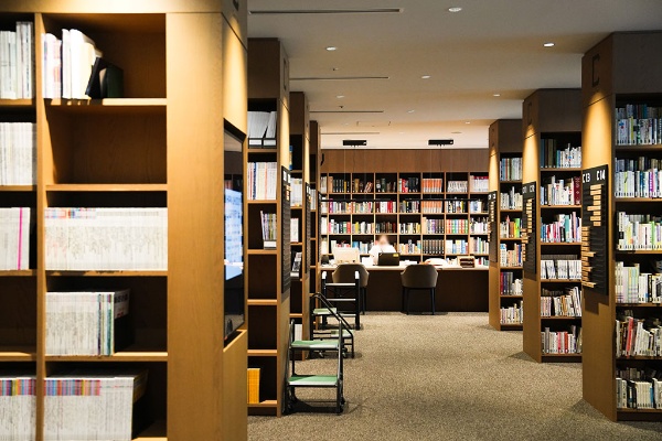 ライブラリー奥のカウンターには司書が常駐している ライブラリー奥のカウンターには司書が常駐している