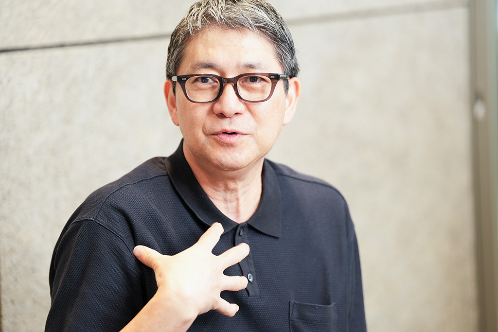 2010年からライブラリーの展示企画やアートディレクションを担当している髙橋哲久さん。2023年のライブラリーのリニューアルにあたってデザインも担当した 2010年からライブラリーの展示企画やアートディレクションを担当している髙橋哲久さん。2023年のライブラリーのリニューアルにあたってデザインも担当した