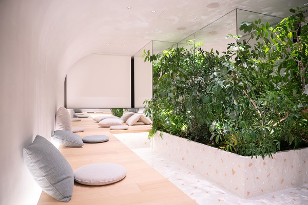 共創LOUNGEには「縁側GREEN」があり、社員がリラックスして休憩することができる 共創LOUNGEには「縁側GREEN」があり、社員がリラックスして休憩することができる