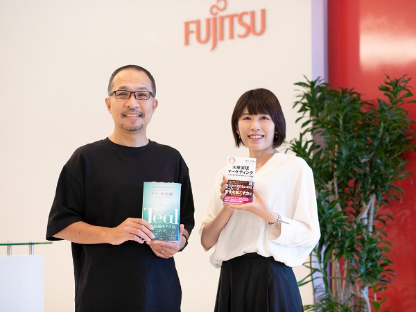 やわデザでさまざまなイベントを企画運営する加藤さん(左)と久我さん。久我さんが持つのは読書会で取り上げた『未来実現マーケティング』(神田昌典著/PHPビジネス新書) やわデザでさまざまなイベントを企画運営する加藤さん(左)と久我さん。久我さんが持つのは読書会で取り上げた『未来実現マーケティング』(神田昌典著/PHPビジネス新書)