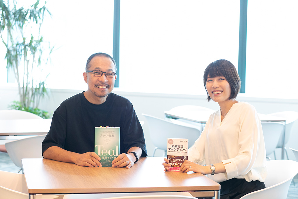 書籍代は「DXやイノベーションへの投資費用だと考えたら、めちゃくちゃ安い」と話す加藤さん(左)と久我さん 書籍代は「DXやイノベーションへの投資費用だと考えたら、めちゃくちゃ安い」と話す加藤さん(左)と久我さん
