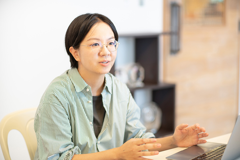 「『自分が読んでみてお薦めだと思ったポイント』をSlackに投稿しています」と説明する井本さん 「『自分が読んでみてお薦めだと思ったポイント』をSlackに投稿しています」と説明する井本さん