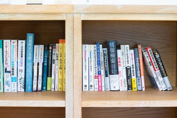 社内の本棚には書籍購入補助制度で買われた本が並んでおり、誰でも借りることができる 社内の本棚には書籍購入補助制度で買われた本が並んでおり、誰でも借りることができる