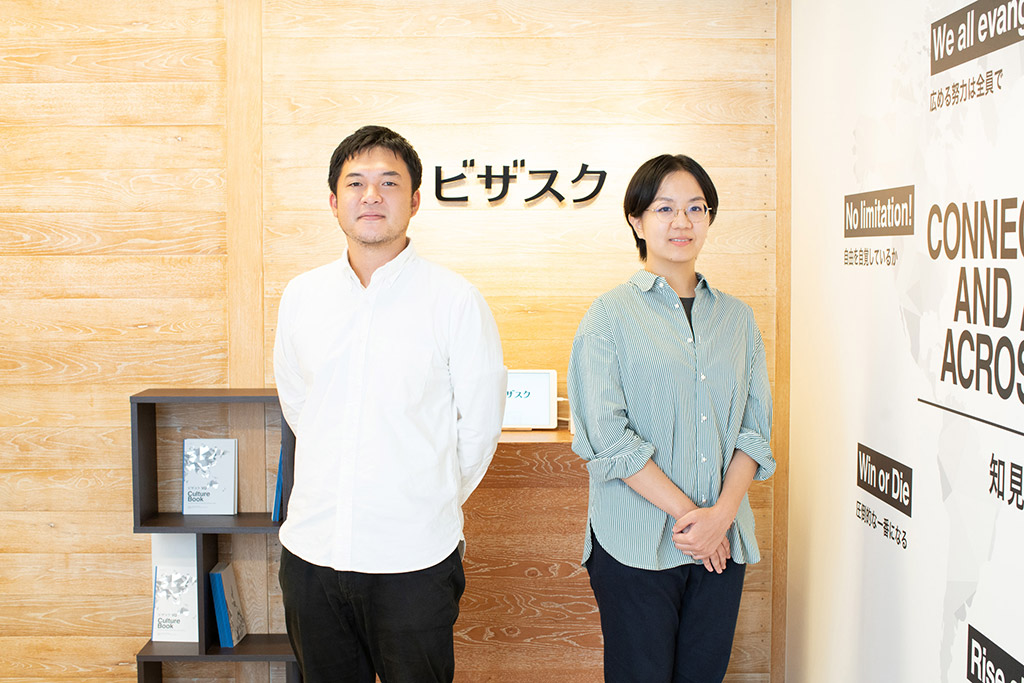 「本は学びを深めるものですが、お互いを知るのにもふさわしいツール」と話す井本さん(右)と七倉さん 「本は学びを深めるものですが、お互いを知るのにもふさわしいツール」と話す井本さん(右)と七倉さん