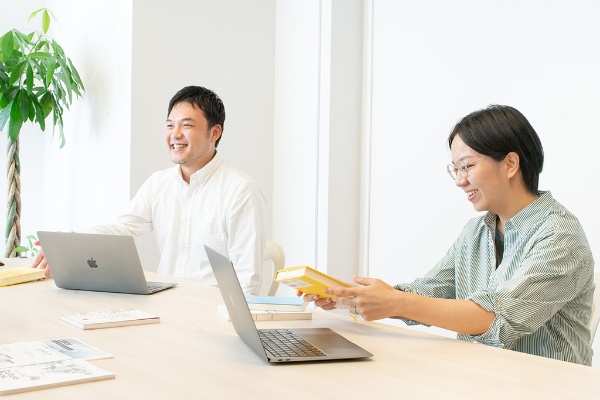 『最高のリーダー、マネジャーがいつも考えているたったひとつのこと』は、七倉さん(左)だけではなく井本さんも読んでいるという 『最高のリーダー、マネジャーがいつも考えているたったひとつのこと』は、七倉さん(左)だけではなく井本さんも読んでいるという