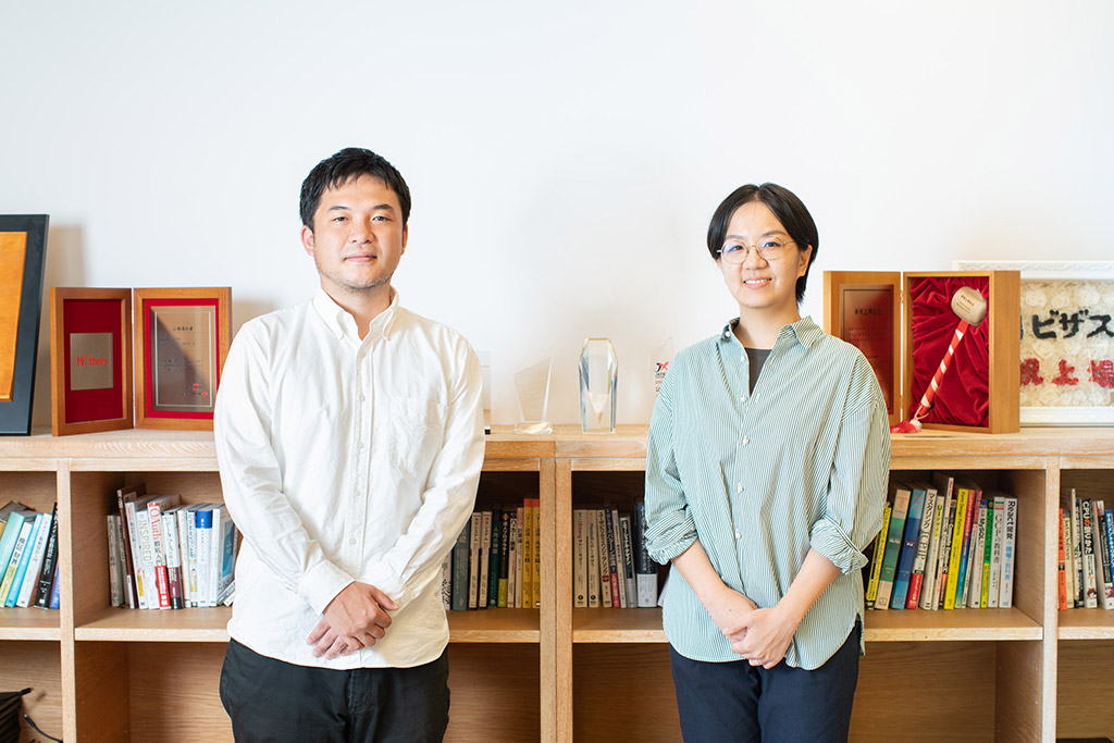 さまざまなタイプの本を薦めてくれた七倉さん(左)と井本さん さまざまなタイプの本を薦めてくれた七倉さん(左)と井本さん