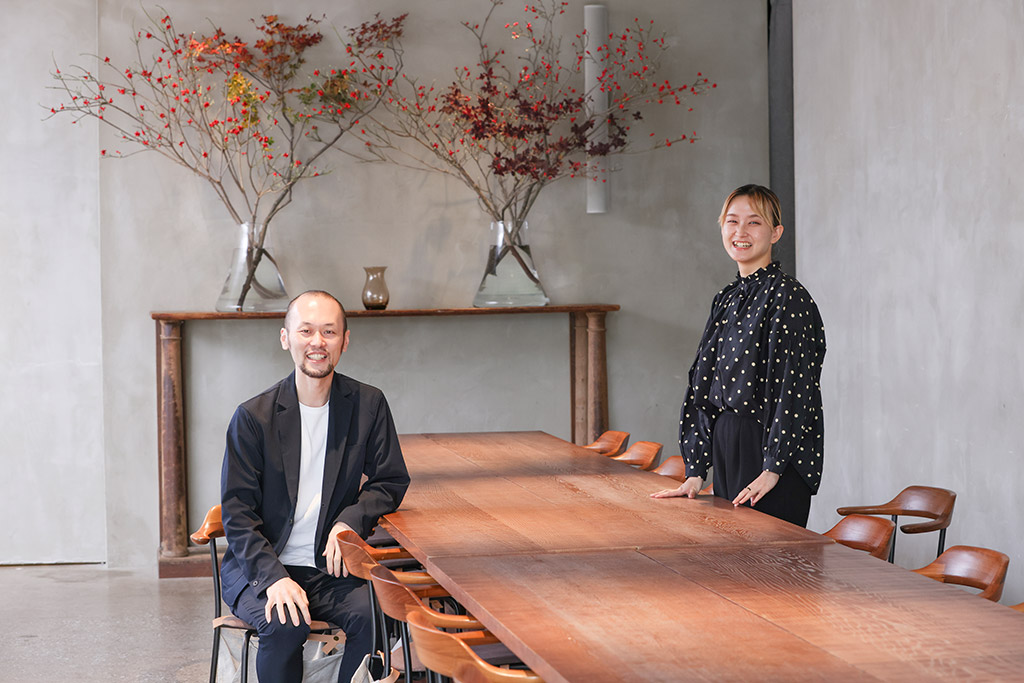 CRAZYの森山さん(左)と池田さん。取材はCRAZYが運営する結婚式場「IWAI OMOTESANDO」で行われた CRAZYの森山さん(左)と池田さん。取材はCRAZYが運営する結婚式場「IWAI OMOTESANDO」で行われた