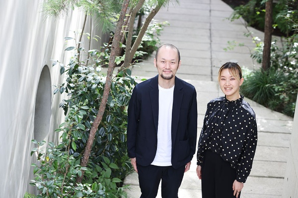 CRAZY社長の森山さん(左)と池田さん。取材はCRAZYが運営する結婚式場「IWAI OMOTESANDO」で行われた CRAZY社長の森山さん(左)と池田さん。取材はCRAZYが運営する結婚式場「IWAI OMOTESANDO」で行われた