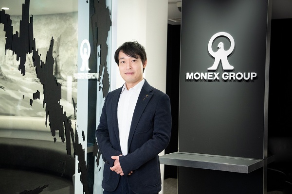 山田さんはマネックスグループの取締役兼執行役を務めながら小説を執筆している 山田さんはマネックスグループの取締役兼執行役を務めながら小説を執筆している