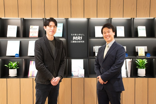 三菱総合研究所の山越理央さん(左)と山田晋弘さん(写真:品田裕美) 三菱総合研究所の山越理央さん(左)と山田晋弘さん(写真:品田裕美)