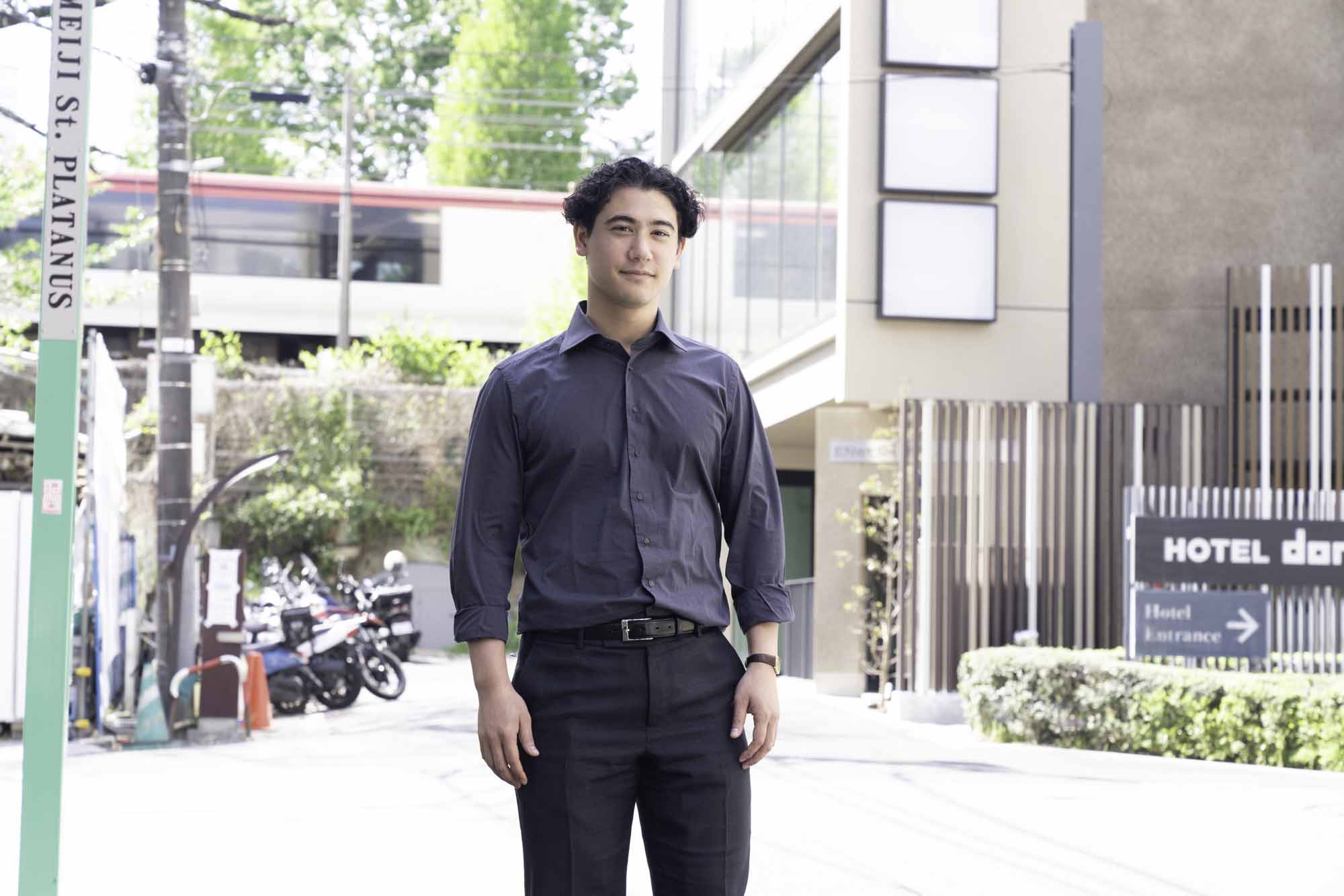 「今日は、自宅の本棚から何冊か本を持ってきました」