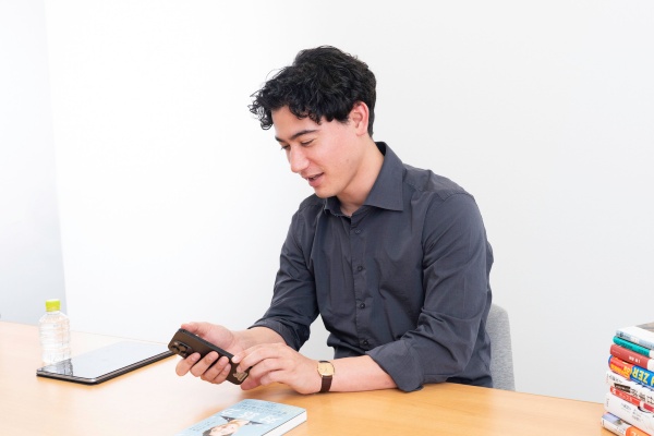 「振り返って確認し、改善に向けてメモをスマホに箇条書きで残していくんです。そしてメモを何度も読み返す。それを繰り返していました」