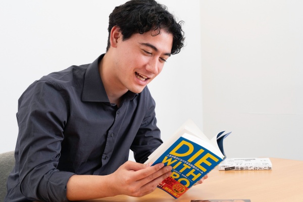 「オフィスの本棚でおすすめされているものはどれも気になって読んでいますね」