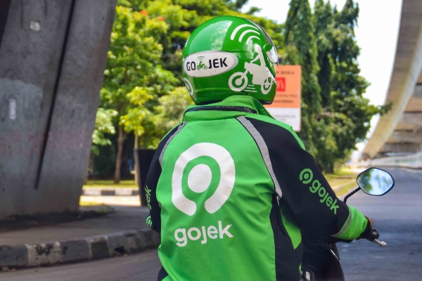ゴジェックのドライバーはバイクを使って人やモノを届けている。「時間のない人が、ある人から借りる事業」だという(写真:shutterstock)