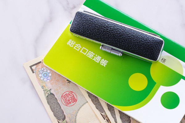 引き出した資金は「使い切ってもいいお金」だと考え、消費に回す(写真:theghan/stock.adobe.com) 引き出した資金は「使い切ってもいいお金」だと考え、消費に回す(写真:theghan/stock.adobe.com)