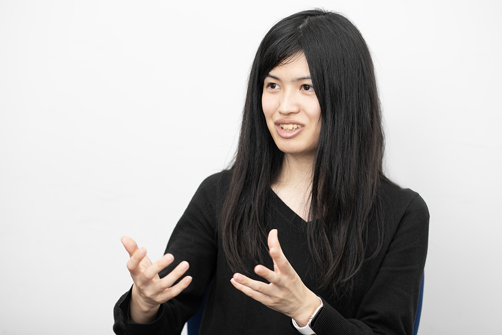 大塚あみさん　2024年3月に大学を卒業、IT企業にソフトウエアエンジニアとして就職。2023年10月28日から翌年2月4日まで、毎日プログラミング作品をXに投稿する「＃100日チャレンジ」を実施。その成果を2024年1月に開催された電子情報通信学会・情報ネットワーク研究会、および電子情報通信学会・ネットワークソフトウェア研究会、2月にスペインで開催された国際学会Eurocast2024にて発表した。初の書籍『＃100日チャレンジ 毎日連続100本アプリを作ったら人生が変わった』（日経BP）が話題に。