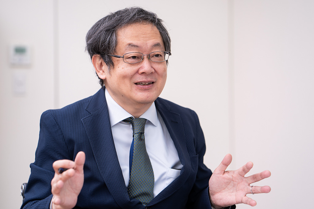 「三谷社長は、どのようなきっかけで中国古典を読み始めたのでしょうか」と聞く守屋さん