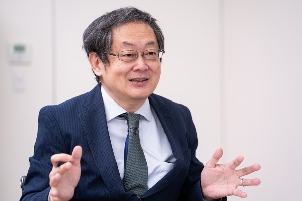 「三谷社長は、どのようなきっかけで中国古典を読み始めたのでしょうか」と聞く守屋さん 「三谷社長は、どのようなきっかけで中国古典を読み始めたのでしょうか」と聞く守屋さん