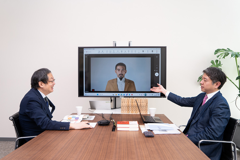 「『本当にお客様に喜んでいただき、その喜びの結果として対価をいただく。それこそが本来目指すべき『徳』のあるビジネスではないか』──。そんな気づきを彼からもらいました」と語る三谷さん（写真右）