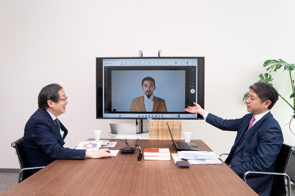 「『本当にお客様に喜んでいただき、その喜びの結果として対価をいただく。それこそが本来目指すべき『徳』のあるビジネスではないか』──。そんな気づきを彼からもらいました」と語る三谷さん(写真右) 「『本当にお客様に喜んでいただき、その喜びの結果として対価をいただく。それこそが本来目指すべき『徳』のあるビジネスではないか』──。そんな気づきを彼からもらいました」と語る三谷さん(写真右)