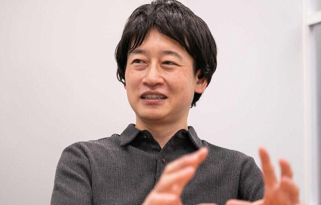「漫画だけ読んで勉強しました」と話す保手濱彰人氏