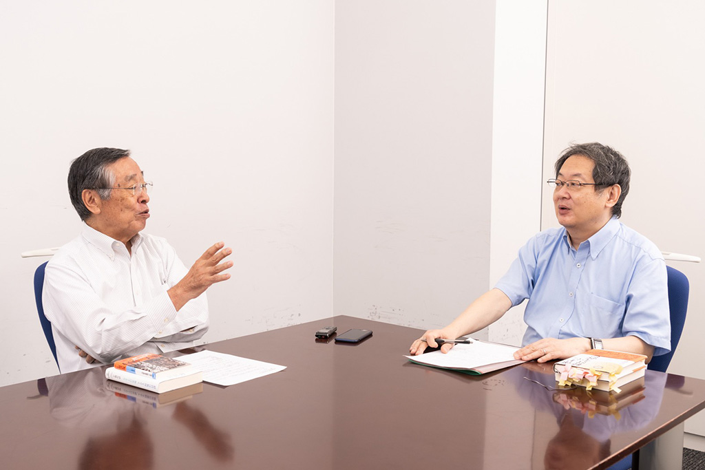 「一に曰く道、二に曰く天、三に曰く地、四に曰く将、五に曰く法」。この言葉は、経営の要諦そのものと語る伊丹さん（写真左）