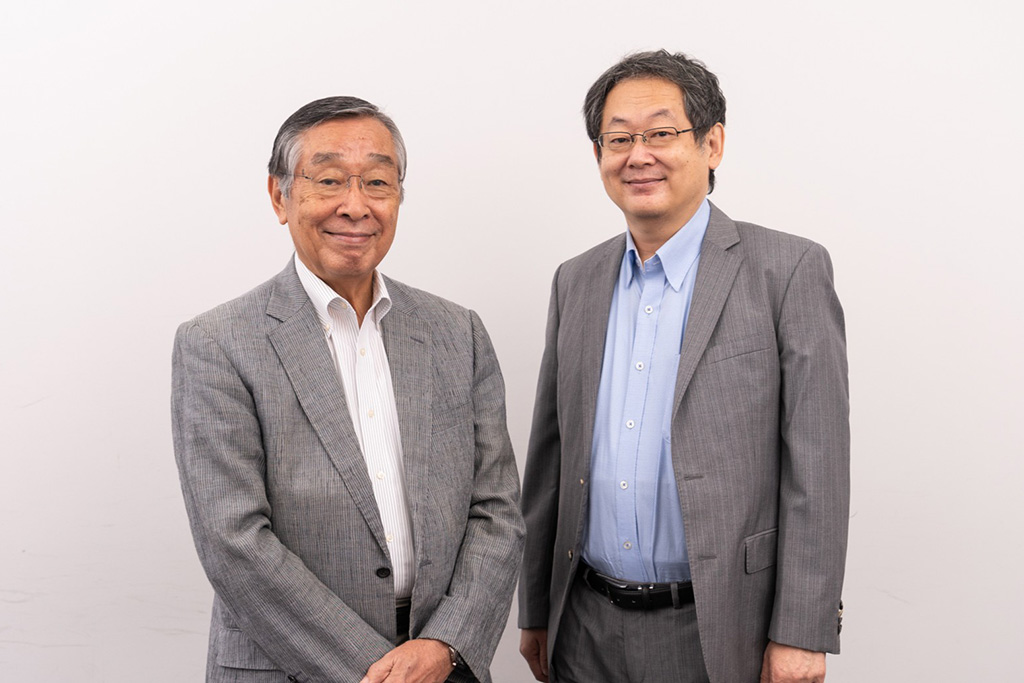 伊丹敬之さん（写真左）と守屋淳さん