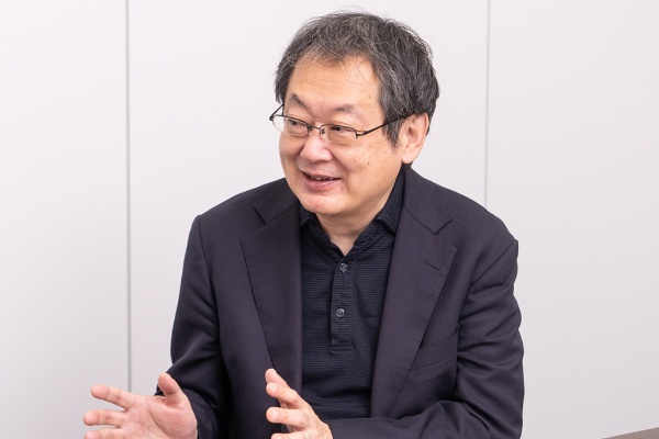 「田口さんが『孫子』を読み始めたきっかけは何かあるのでしょうか」と聞く守屋さん 「田口さんが『孫子』を読み始めたきっかけは何かあるのでしょうか」と聞く守屋さん