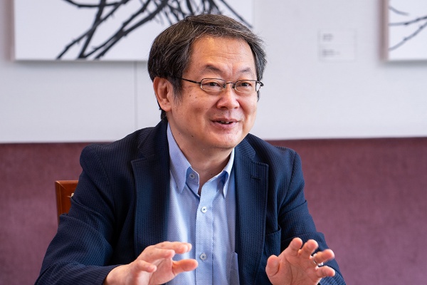 「危急存亡のときには、食いぶちよりも上への信用や信頼のほうを優先せざるを得なくなる」と語る守屋さん 「危急存亡のときには、食いぶちよりも上への信用や信頼のほうを優先せざるを得なくなる」と語る守屋さん