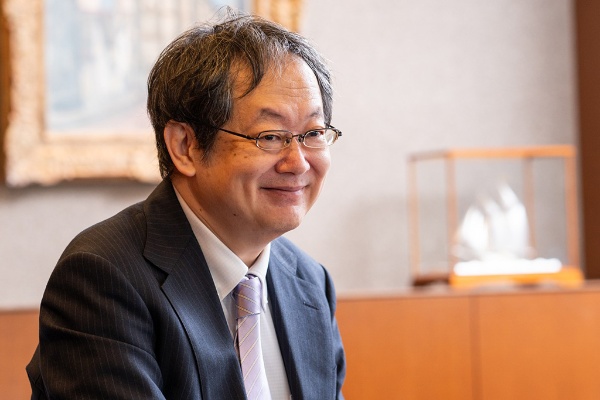 レイク会長が米大統領府通商代表部日本部長をしていた時に、日本側とどのような交渉をしていたのか質問する守屋さん レイク会長が米大統領府通商代表部日本部長をしていた時に、日本側とどのような交渉をしていたのか質問する守屋さん