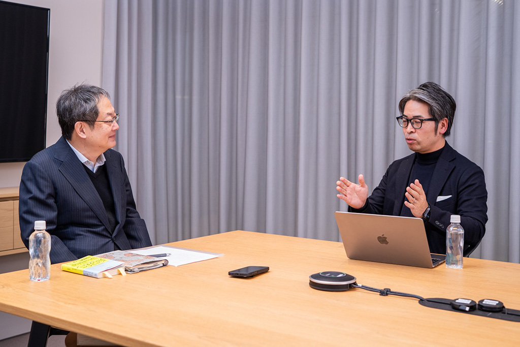 「誰もやったことのない新しい分野なのだから、過去の実績からではなく、未来のあるべき姿から逆算すれば勝てるはずだ、と思っていました」と語る大塚さん（右）