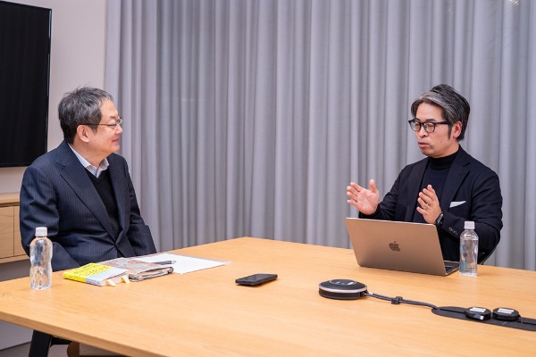 「誰もやったことのない新しい分野なのだから、過去の実績からではなく、未来のあるべき姿から逆算すれば勝てるはずだ、と思っていました」と語る大塚さん(右) 「誰もやったことのない新しい分野なのだから、過去の実績からではなく、未来のあるべき姿から逆算すれば勝てるはずだ、と思っていました」と語る大塚さん(右)