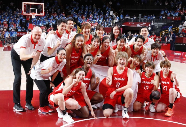 2021年の東京オリンピックでホーバス・ヘッドコーチ率いるバスケットボール女子日本代表は「チーム力」を武器に銀メダルを獲得した(写真:共同通信社)