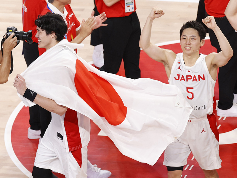 パリ五輪出場をつかんだバスケットボール男子日本代表。その礎は丁寧なコミュニケーションで築いた、尊敬し合う関係にあった。写真右はホーバス・ヘッドコーチの檄に応えて活躍した河村勇輝選手(写真:共同通信社)