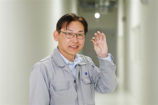 日亜化学工業で半導体レーザーの開発を主導した。改良技術の開発よりも未踏領域の技術開発に燃えるタイプ。(撮影:上田 純) 日亜化学工業で半導体レーザーの開発を主導した。改良技術の開発よりも未踏領域の技術開発に燃えるタイプ。(撮影:上田 純)