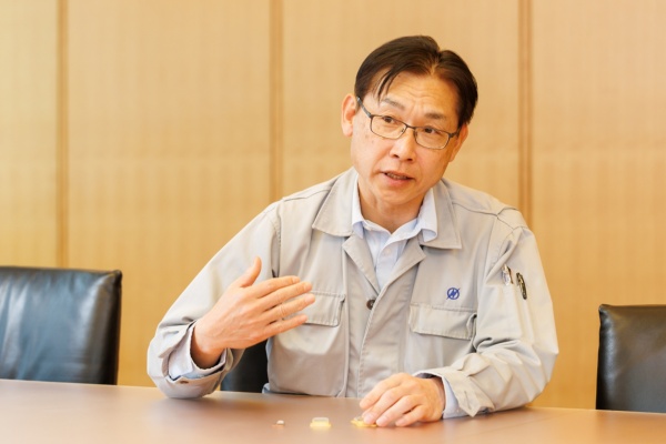 GaN系半導体レーザーの開発にはわずか3人で着手し、しかも皆が専門外だったと当時を振り返る。(撮影:上田 純) GaN系半導体レーザーの開発にはわずか3人で着手し、しかも皆が専門外だったと当時を振り返る。(撮影:上田 純)