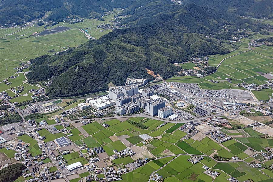 本社全景。徳島県阿南市にある。(写真:日亜化学工業) 本社全景。徳島県阿南市にある。(写真:日亜化学工業)