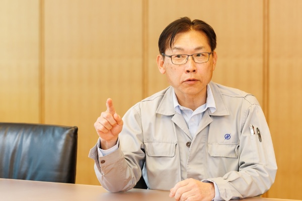 日亜化学工業で半導体レーザーの開発を主導した。改良技術の開発よりも未踏領域の技術開発に燃えるタイプ。(撮影:上田 純) 日亜化学工業で半導体レーザーの開発を主導した。改良技術の開発よりも未踏領域の技術開発に燃えるタイプ。(撮影:上田 純)