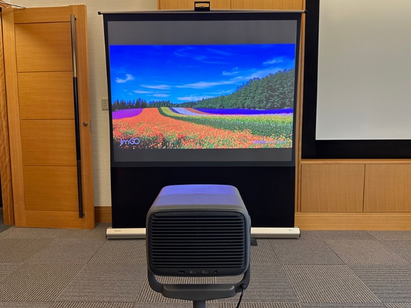 レーザープロジェクターとその映像。日亜化学工業は、レーザープロジェクター用窒化ガリウム(GaN)系高出力半導体レーザーで100%のシェアを誇っている(2024年時点)。なお、このプロジェクターは中国メーカーの製品。(写真:日経クロステック) レーザープロジェクターとその映像。日亜化学工業は、レーザープロジェクター用窒化ガリウム(GaN)系高出力半導体レーザーで100%のシェアを誇っている(2024年時点)。なお、このプロジェクターは中国メーカーの製品。(写真:日経クロステック)