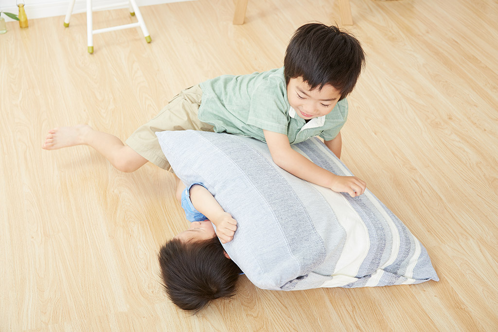 兄弟姉妹であっても、ふざけあっている時にどちらかが「やめて」と言った場合、親は止めることも選択肢に入れたほうがよい(写真:siro46/stock.adobe.com) 兄弟姉妹であっても、ふざけあっている時にどちらかが「やめて」と言った場合、親は止めることも選択肢に入れたほうがよい(写真:siro46/stock.adobe.com)