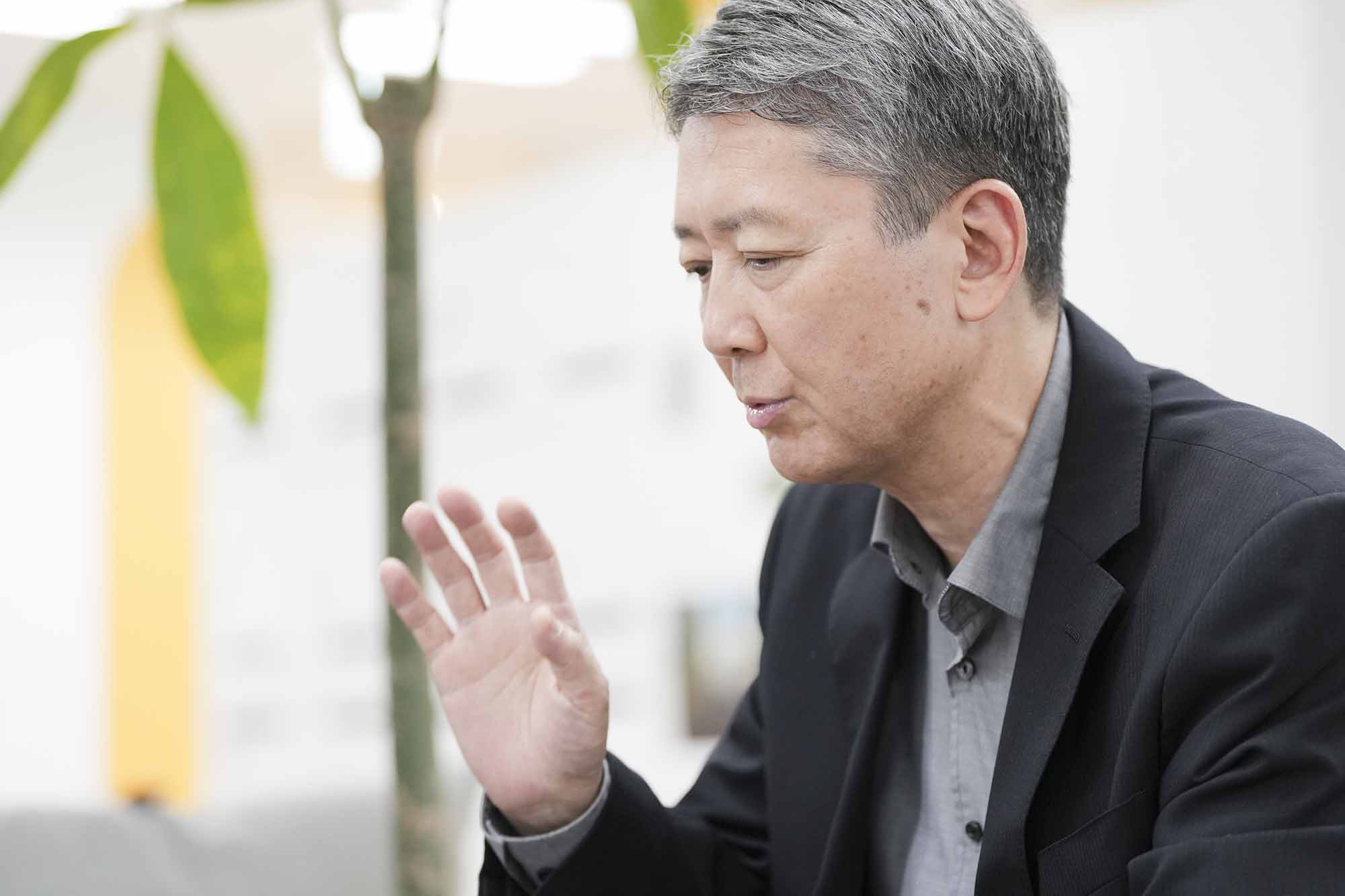 「震災後、活字への飢餓感から本の需要が高まりました」と話す横手拓治さん 「震災後、活字への飢餓感から本の需要が高まりました」と話す横手拓治さん