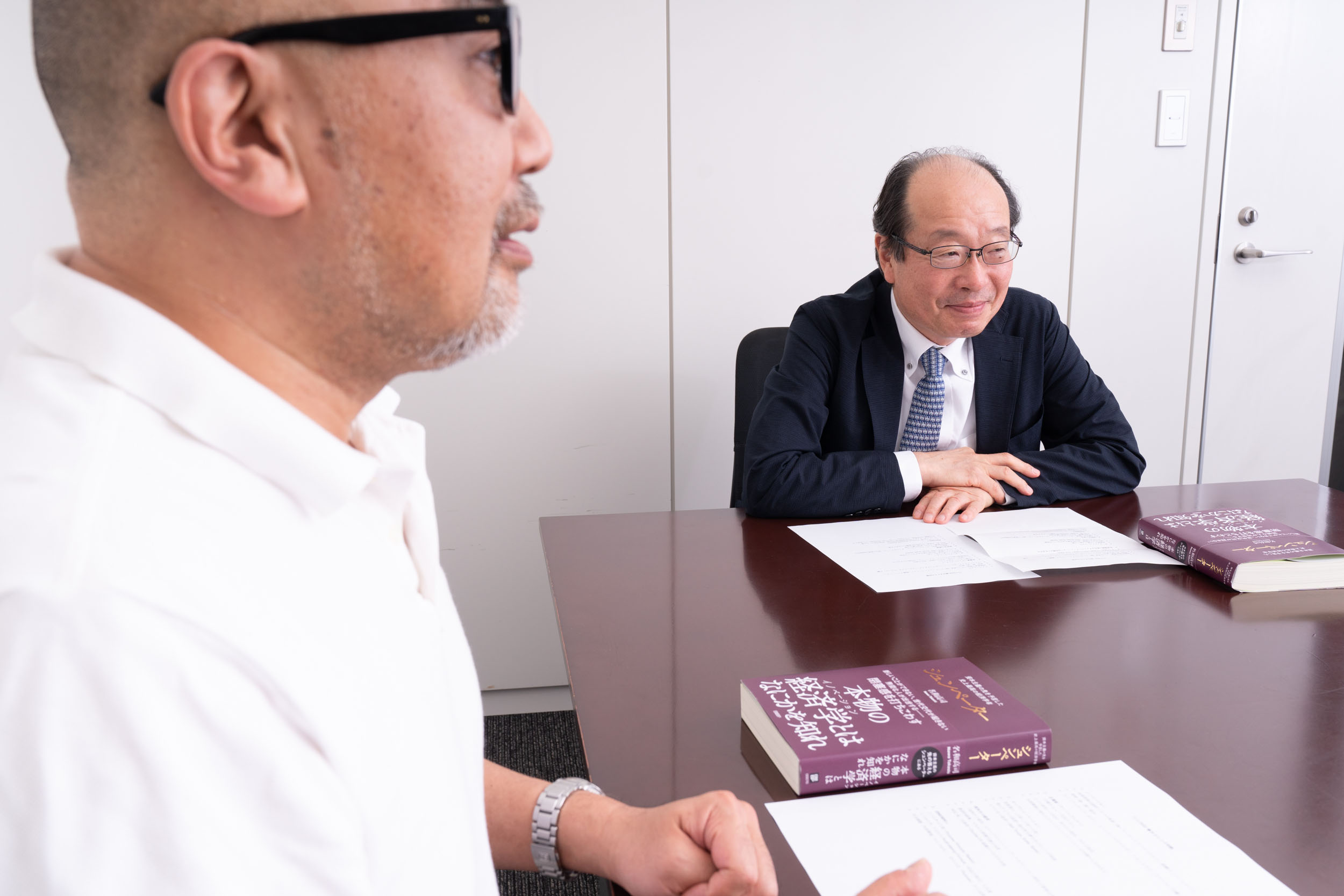 「資本主義の先」について対談する名和氏と楠木氏
