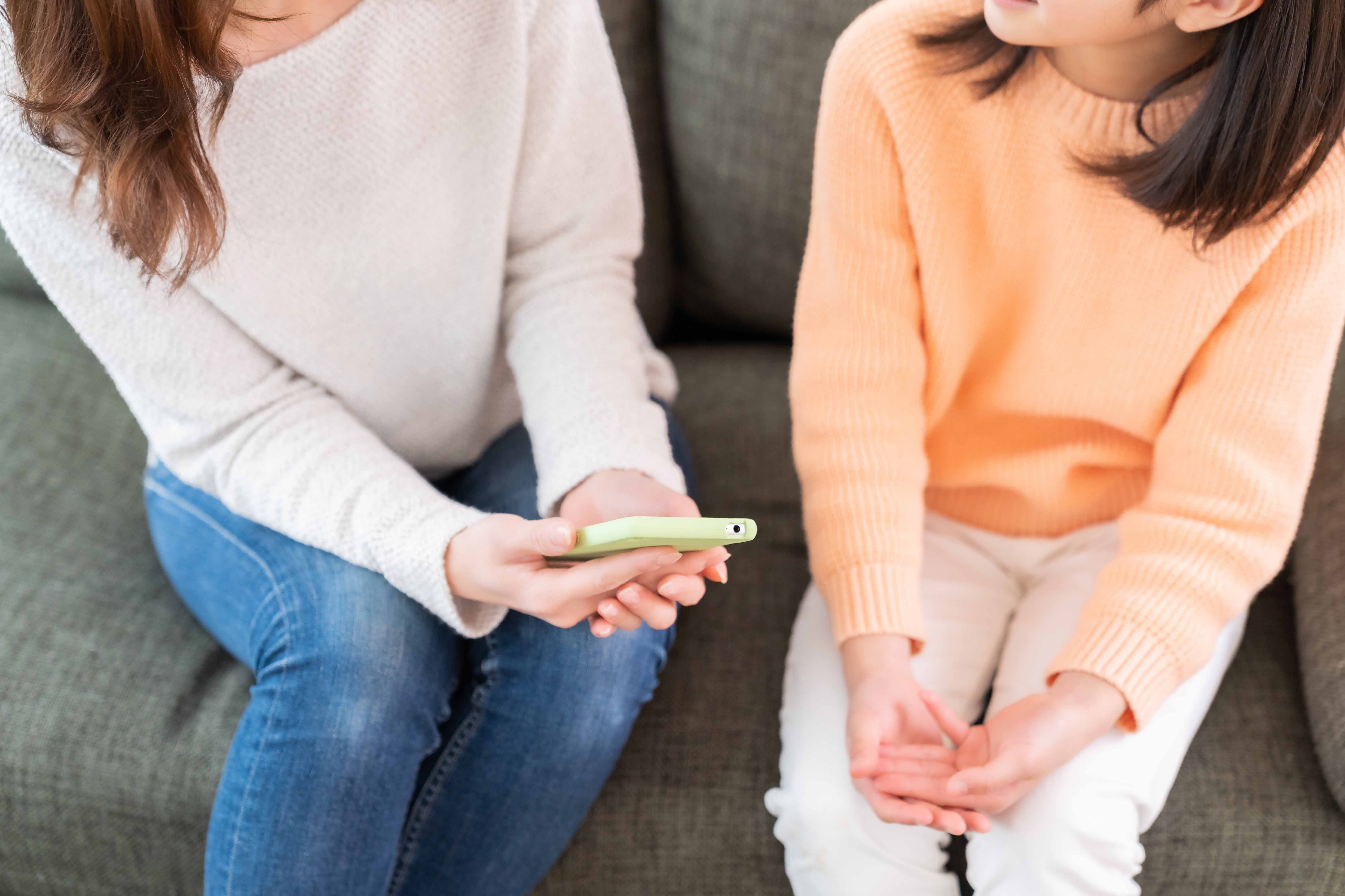 子どもがSNSを通じて相手に恋愛感情を抱くこともある。基本的には見守りたいが、関係性が偏っていたり、生活に支障が出たりするようならストップをかけることも大切だ（写真：miya227／stock.adobe.com）