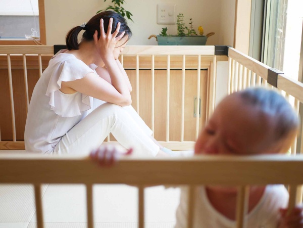 なんらかの不利益を被っているはずの当事者を精神的に追い込む「ガスライティング」。母親は社会的なガスライティングを受けていることが多いという(写真:理絵 ジュト /stock.adobe.com)