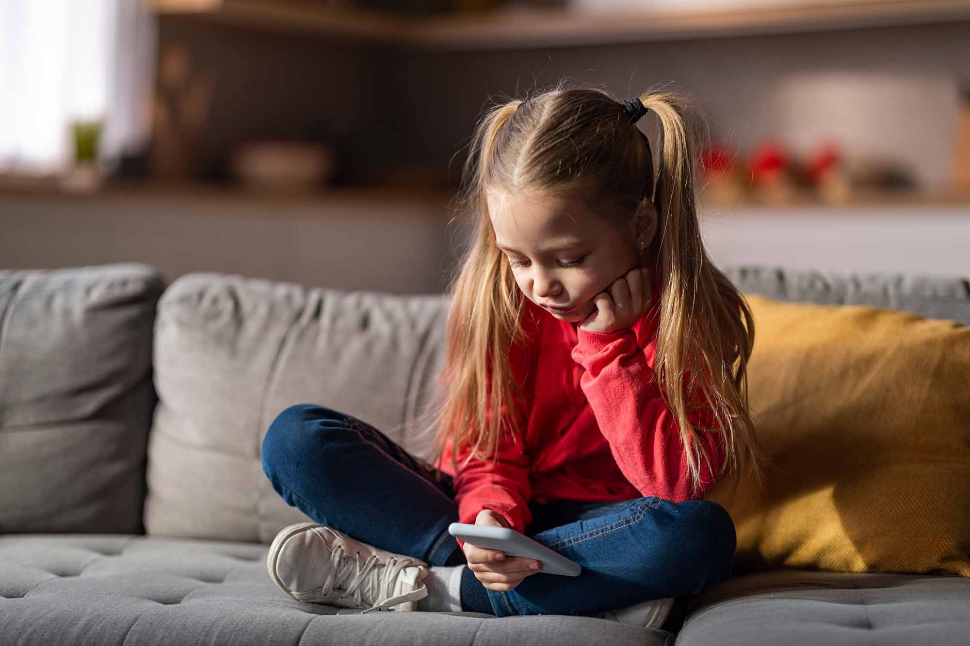 スマホやタブレットの使用を禁止することは現実的ではない。ではどうしたらよいか、子どもと一緒に大人も考える必要がある（写真：Prostock-studio／stock.adobe.com）