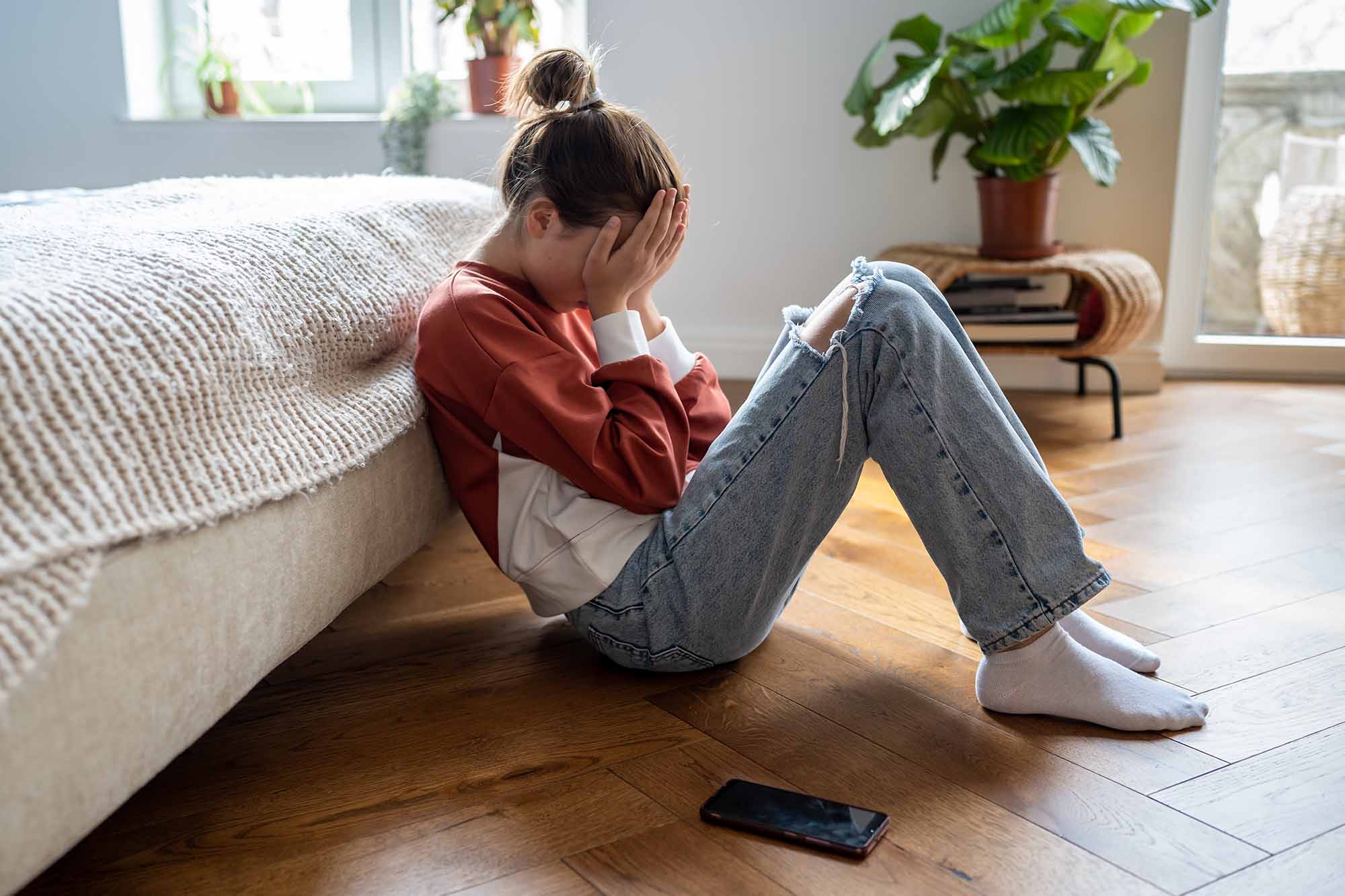 子どもたちはSNSで投稿されたものを見て、自分と比較し、精神的に不安定になってしまうことも。その背景にある部分には目が届きにくい（写真：DimaBerlin／stock.adobe.com）