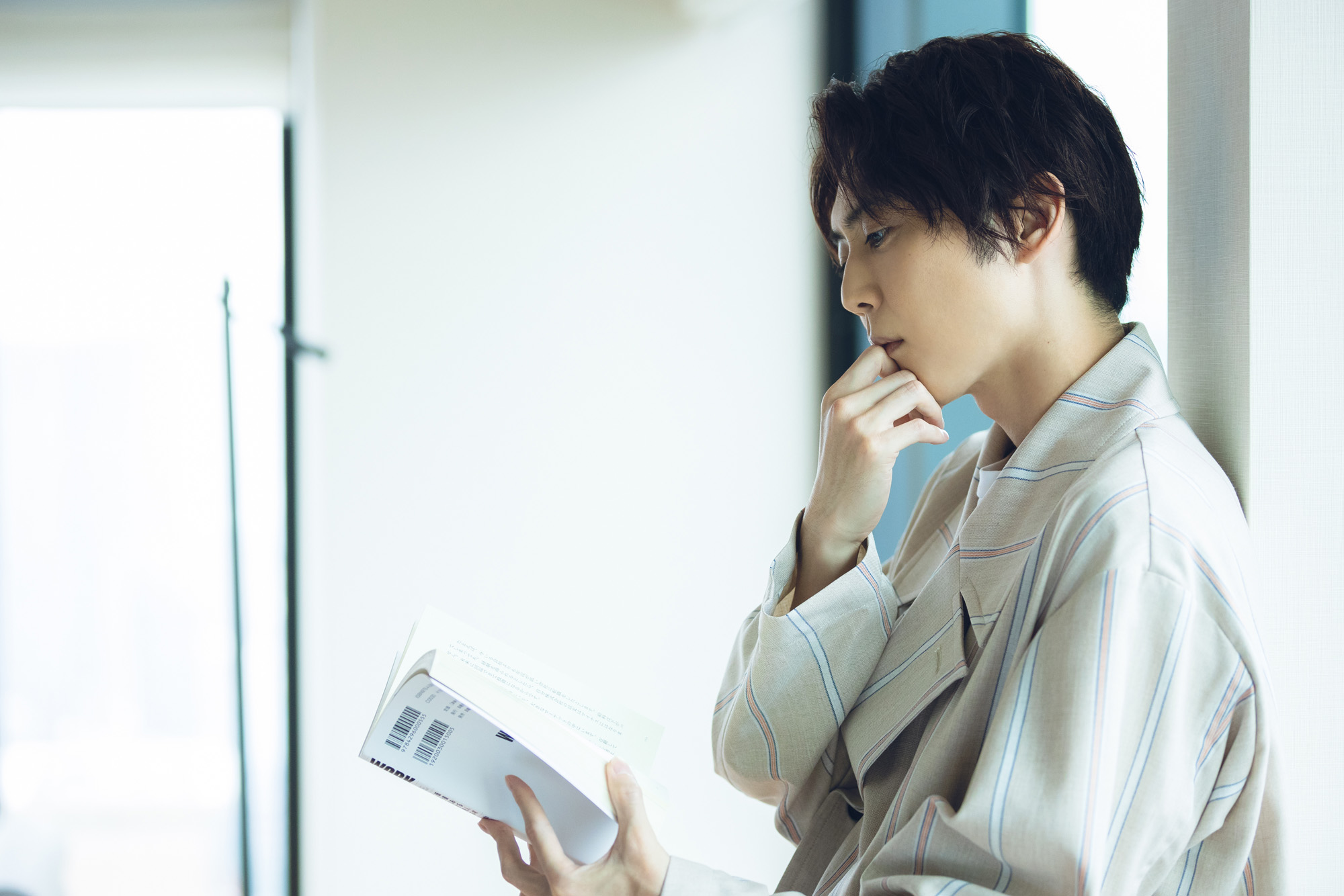 「最近よく読むのは、エッセイに近いもの。その分野で活躍されていたり、結果を残されたりする方の言葉や考え方に触れることは、海外旅行に行くのと同じくらいの刺激と発見があるんです」