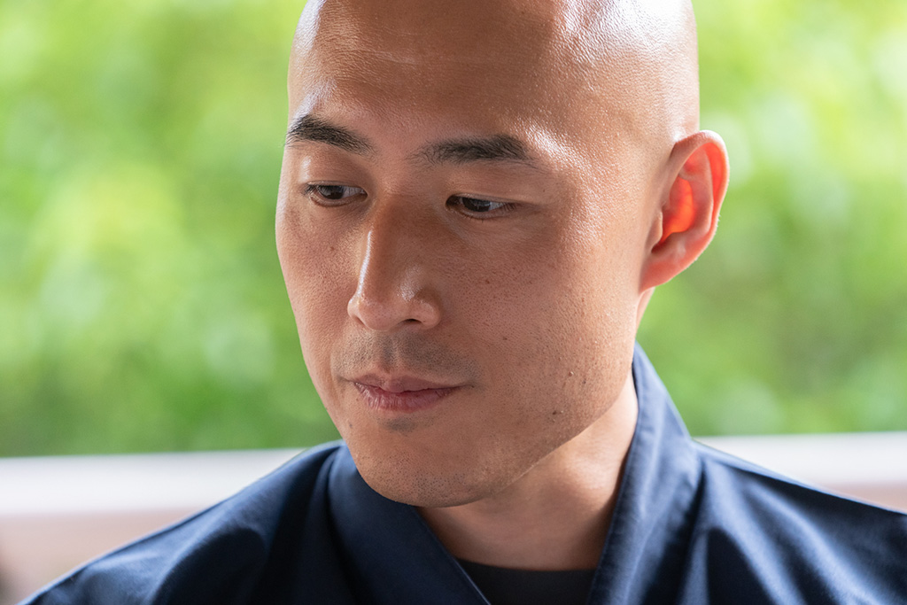 大学卒業後、すぐ仏門に入った松本さん(東京・神谷町の光明寺で) 大学卒業後、すぐ仏門に入った松本さん(東京・神谷町の光明寺で)