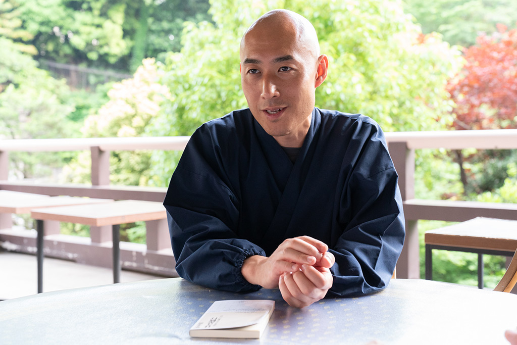 松本さんはお寺のマネジメントについて学ぶ「未来の住職塾」を主宰している 松本さんはお寺のマネジメントについて学ぶ「未来の住職塾」を主宰している